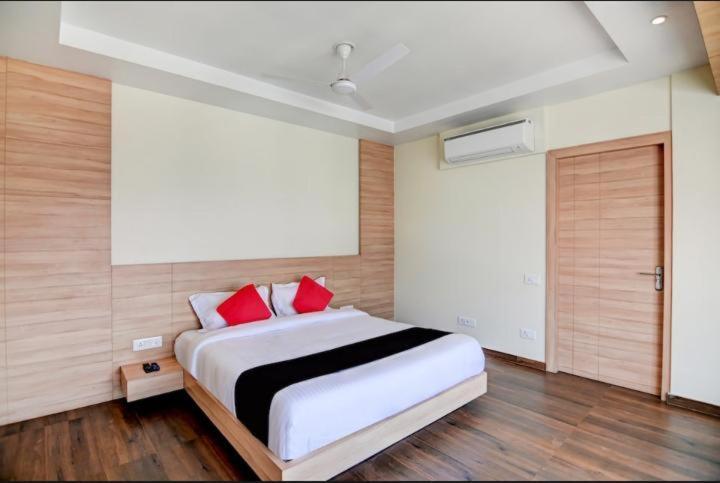 לקנאו Triton Inn מראה חיצוני תמונה